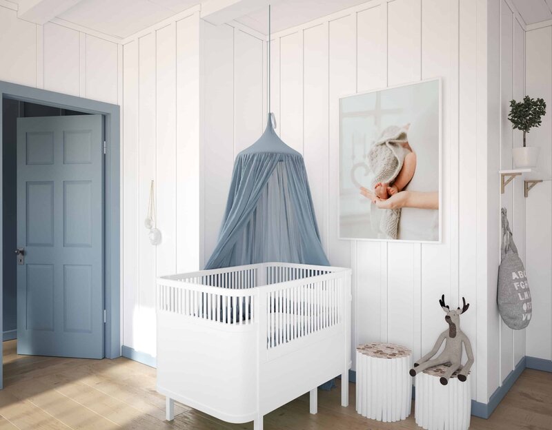 Babyseng i et babyrom med et stort nyfødtbilde på veggen.