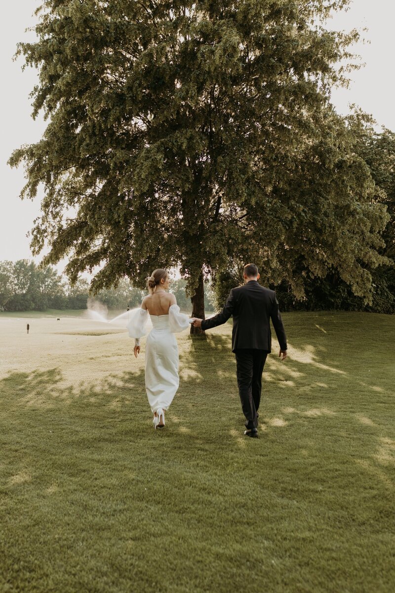 Hochzeitspaar auf dem Golfplatz am Gut Lärchenhof