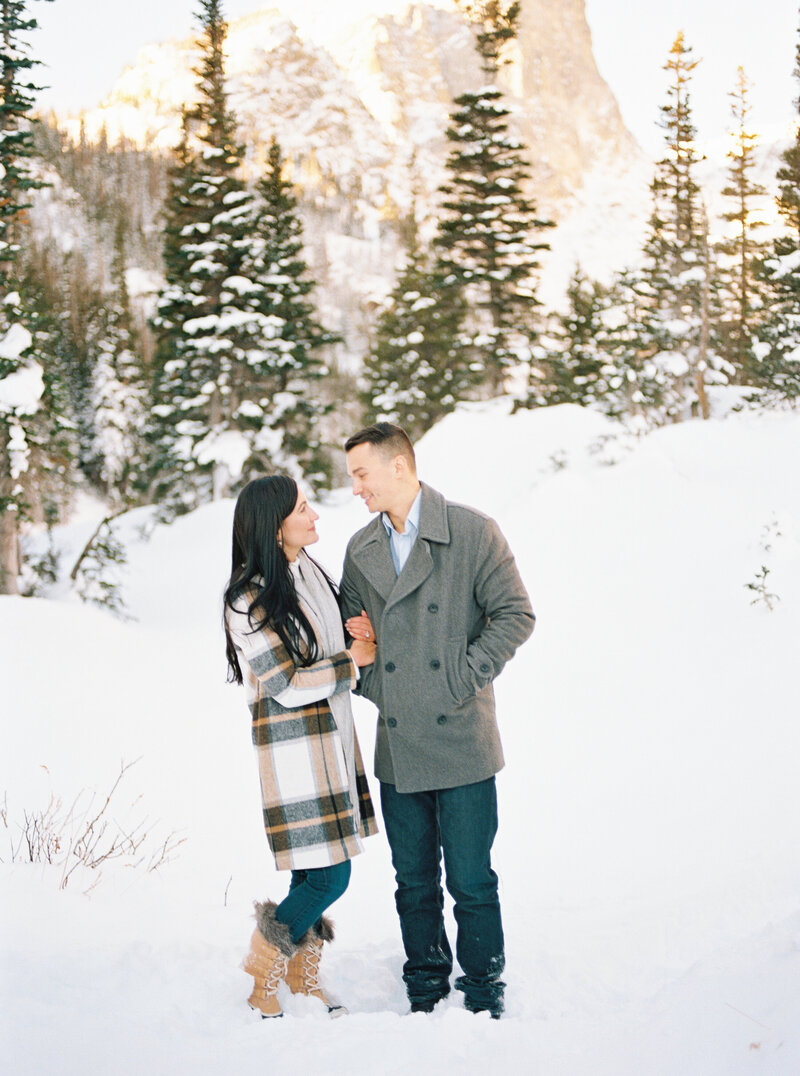 Rocky-Mountain-National-Park-Winter-Engagement-Taylor-Nicole-Photography-15