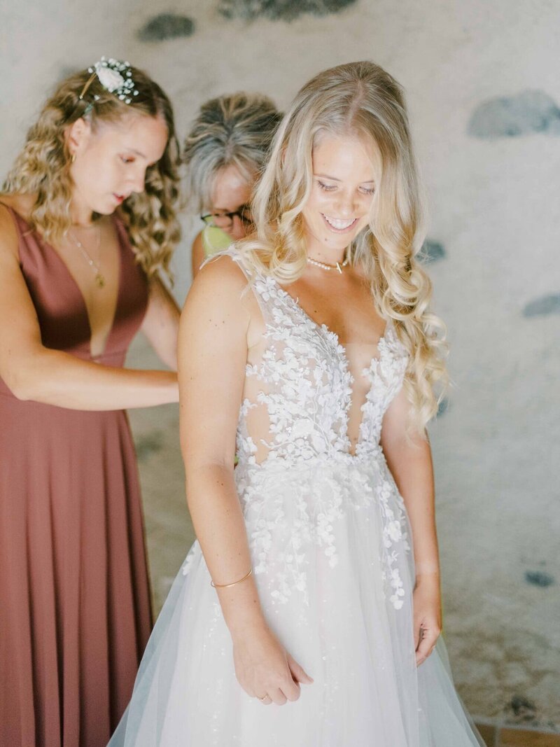 bride-getting-ready-with-her-bridesmaids