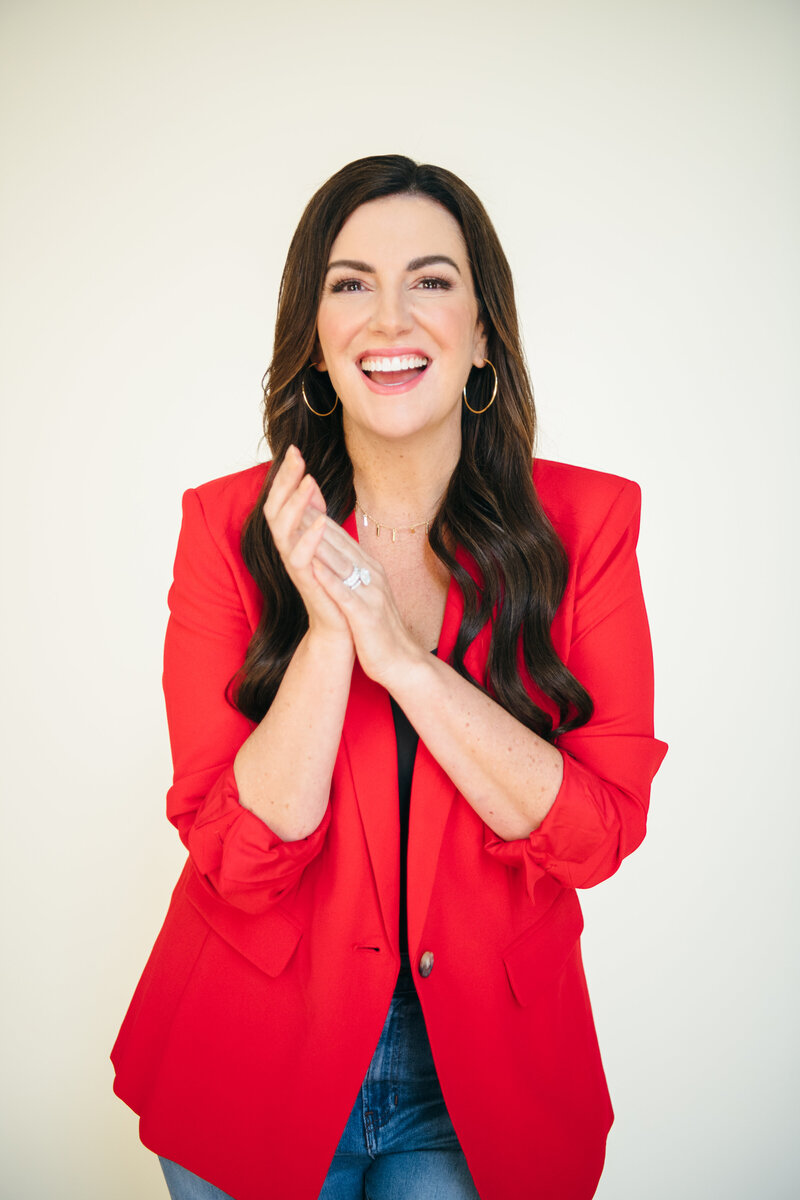 Online marketing expert - Amy Porterfield Headshot walking with coffee