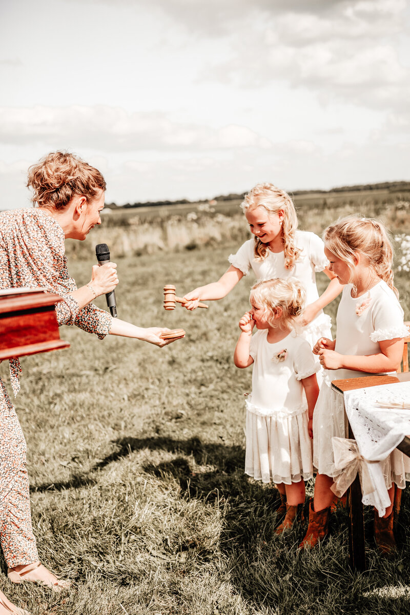 Ceremoniespreker Jolien spreekt met liefde spreekt tijdens buitenceremonie