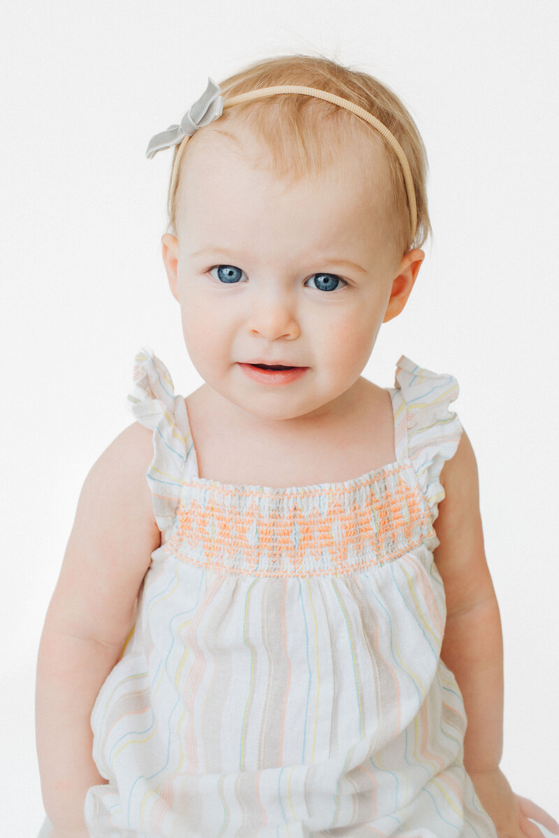 playful-childhood-portrait-blackandwhite-whiletheyarelittle-139