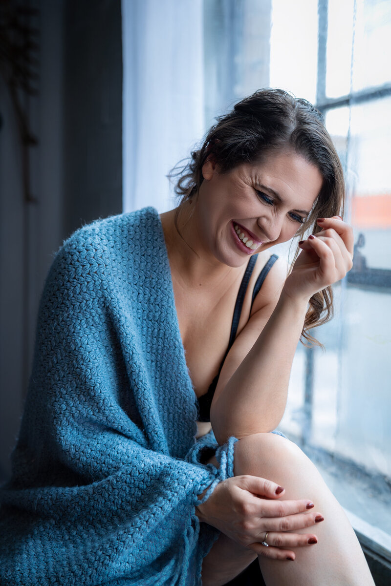 Jeune femme lumière naturelle Session Boudoir
