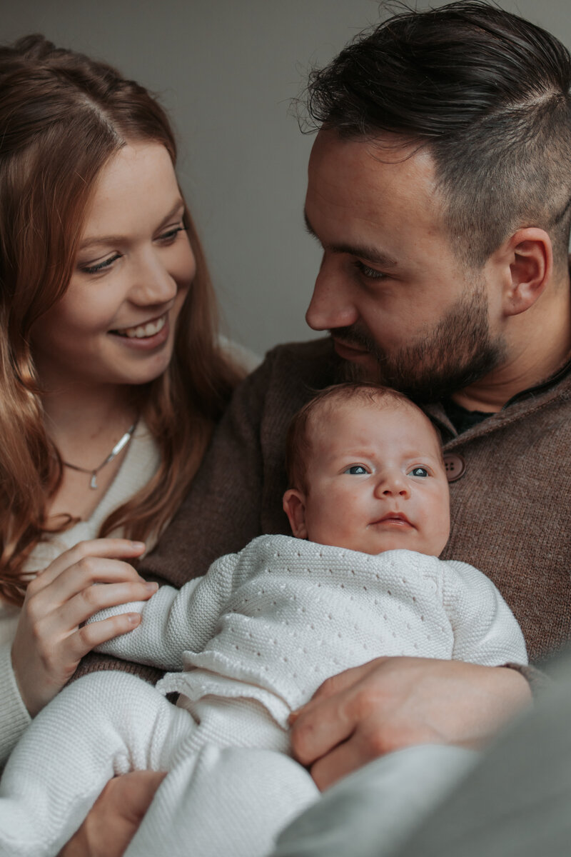  Een gezin met een baby, bestaande uit een man en een vrouw, geniet van een gelukkige samenkomst.