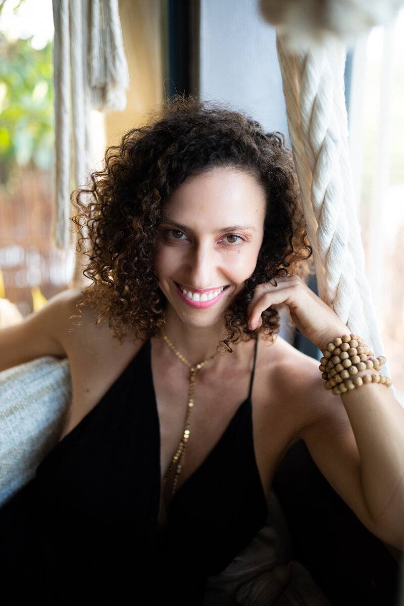 dr. eva yacobi, naturopathic doctor, feminine embodiment expert by the beach in mexico