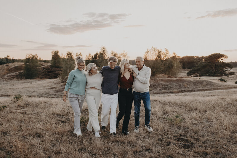 Meisje tussen bloemen