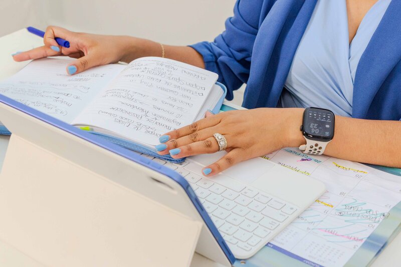 Bilingual online career coach mentoring working moms to grow in their careers with HR Mami Career Coaching.