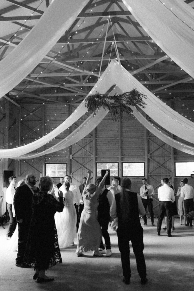 Guests dancing in the wedding in an image photographed by wedding photographer Hannika Gabrielsson.