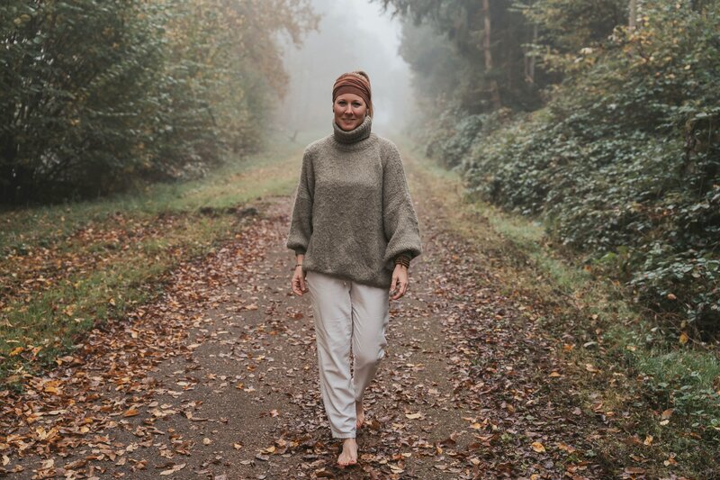 ISabell Botschek läuft durch einen herbstlichen Wald