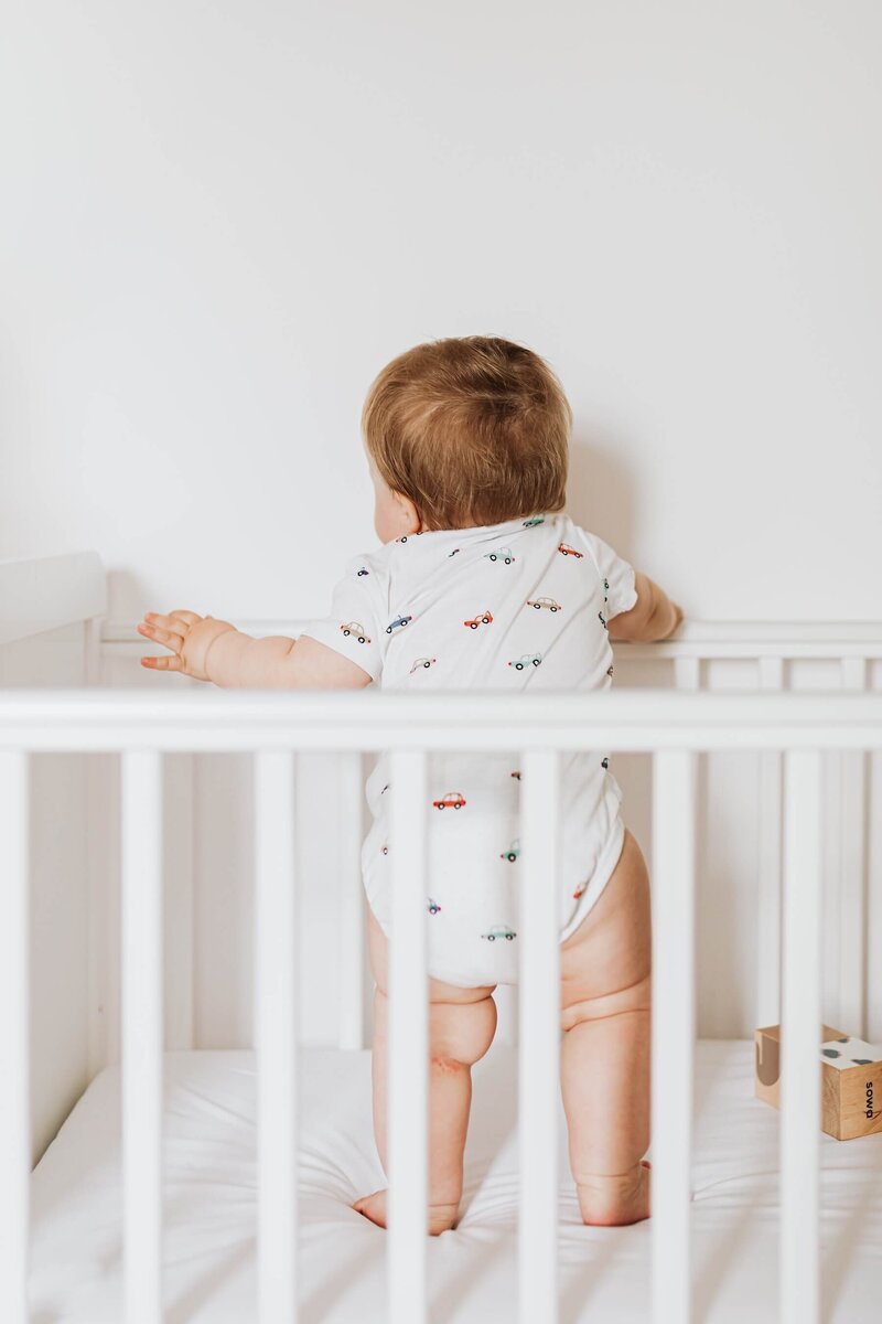 kaboompics_the-baby-is-standing-in-a-crib-18567