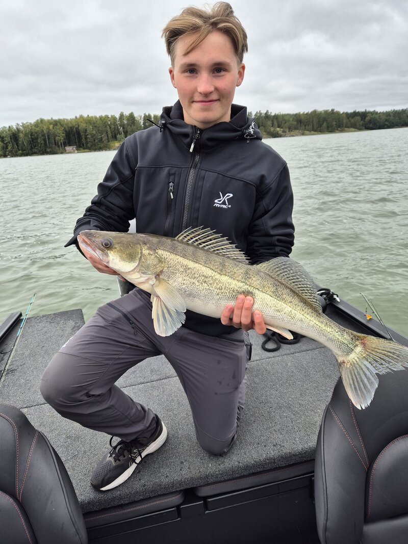 Asiakas esittelee Jigikalastuksessa saatua taimenta