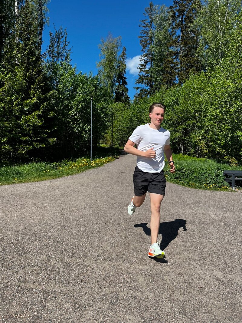 pt max söderlund juoksulenkillä luonnossa