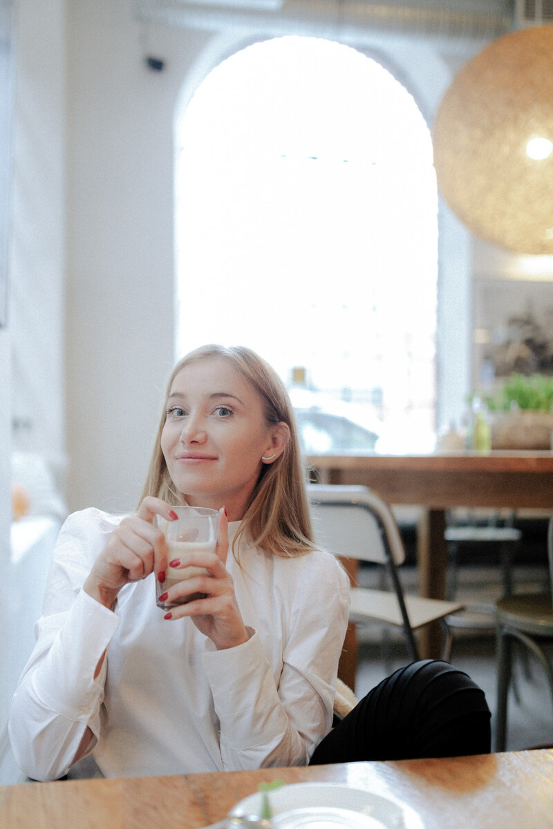 kaboompics_cozy-cafe-moments-relaxing-coffee-breaks-and-rustic-interior-vibes-38158