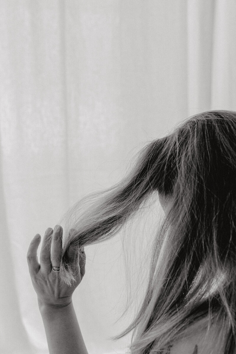 kaboompics_a-hand-holds-a-lock-of-hair-26462