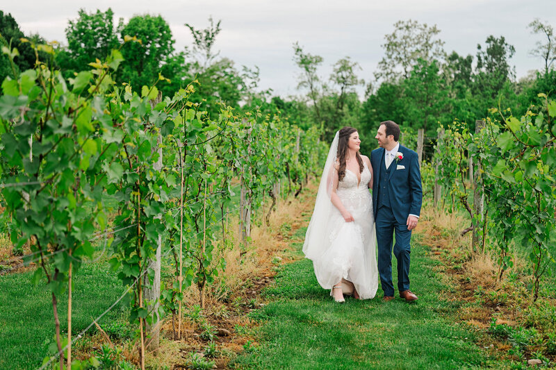 wedding photo in vinyards at pine lake columbiana ohio