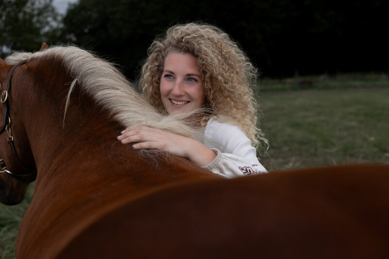 Samen met haar paard helpt Nikki kinderen met positieve verandering.