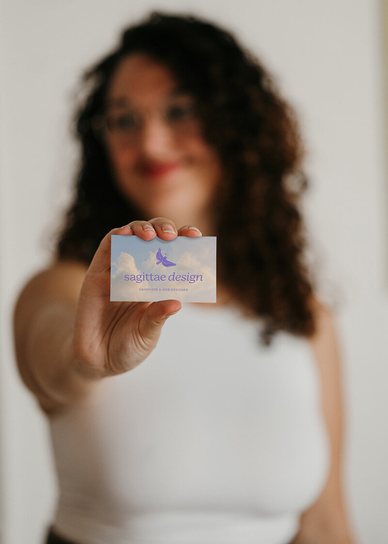 Alexiane vous montre sa carte de visite pour son entreprise Sagittae Design