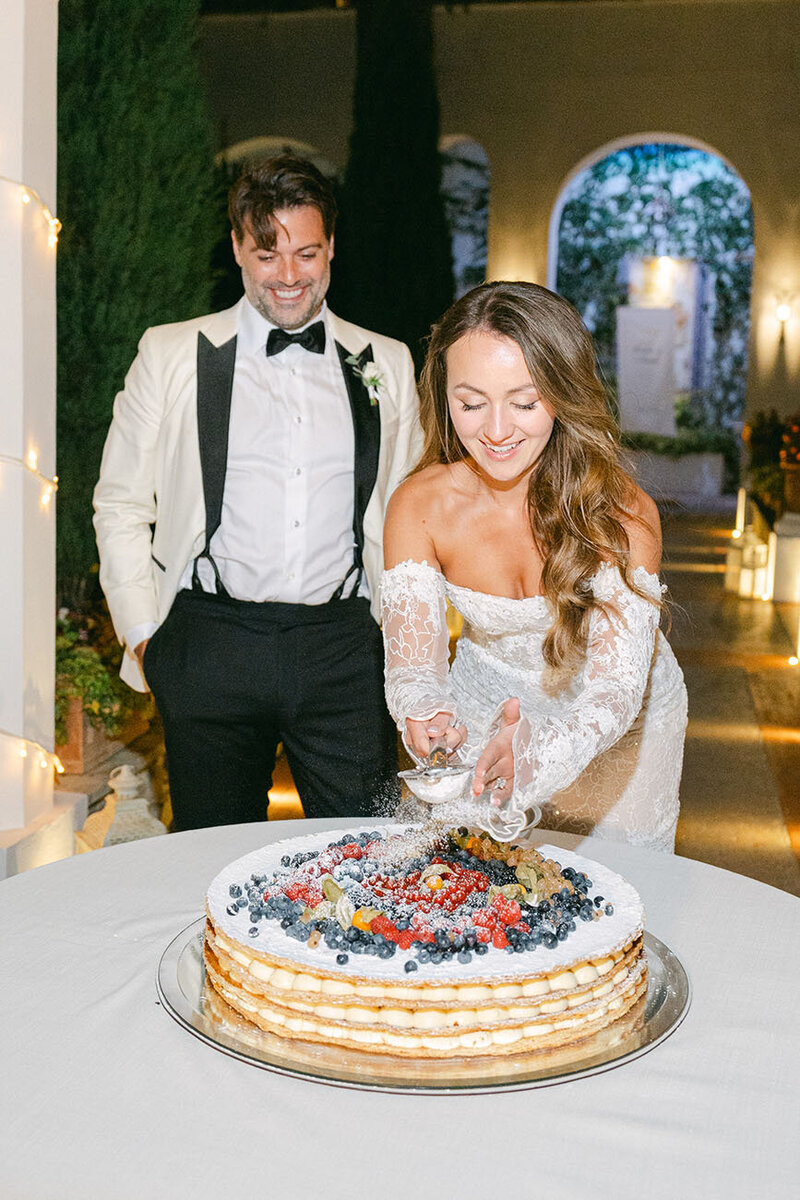 wedding_ravello_villa_eva_trend_2025_cake_cutting
