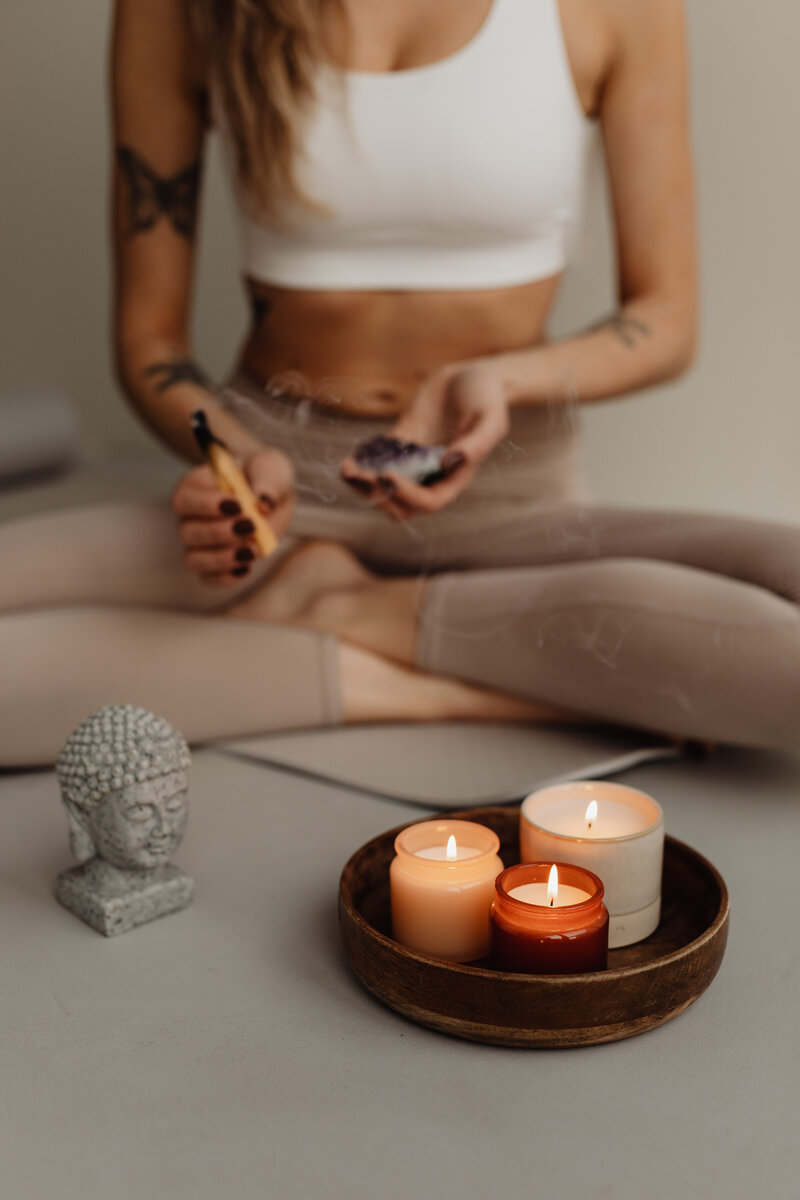kaboompics_young-adult-woman-candles-palo-santo-28716