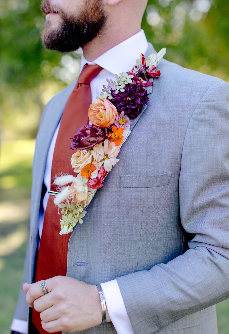 groom-flowers-pecan-springs