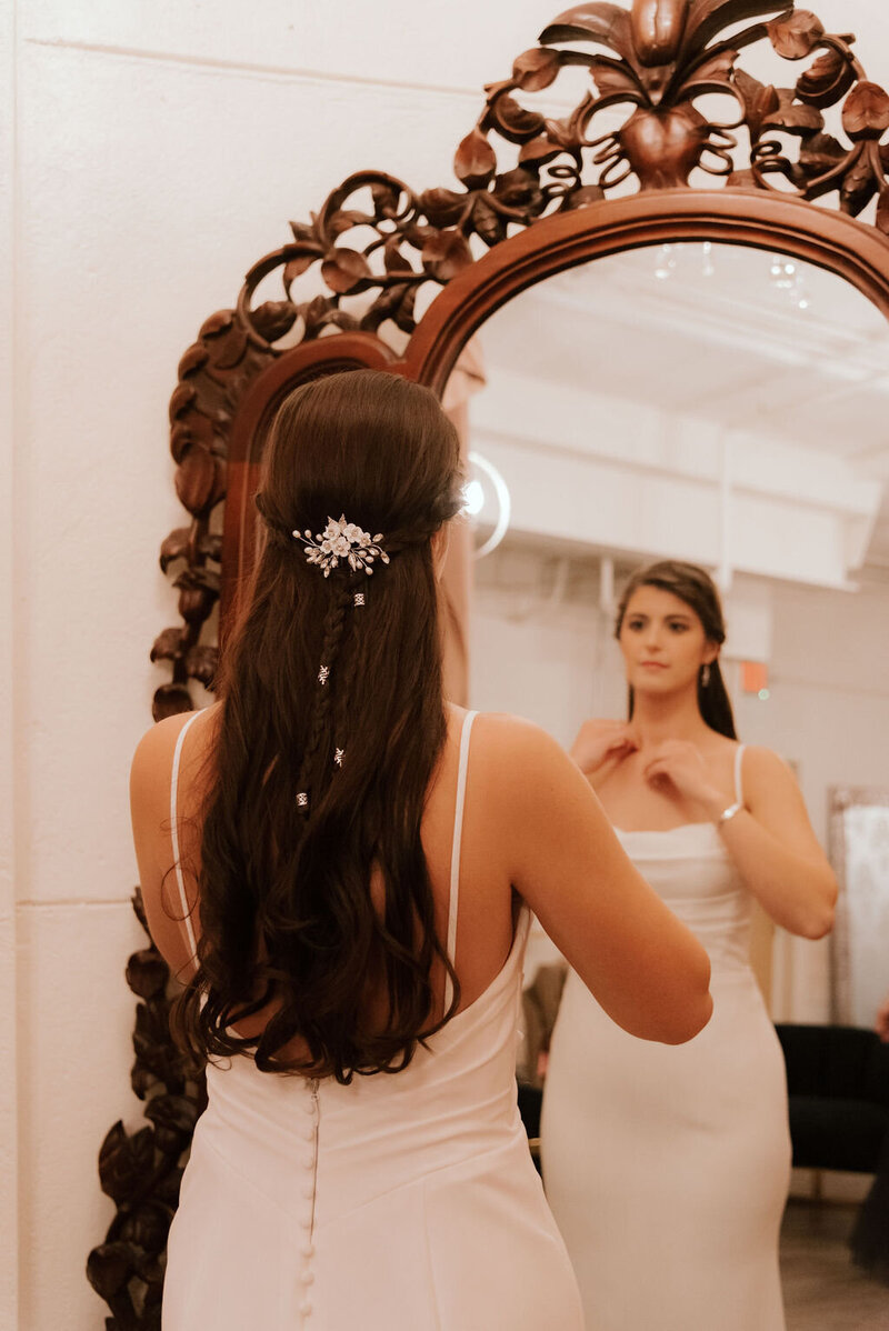 bride gets ready at wedding venue in peoria il