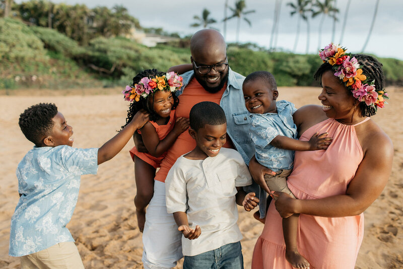 Glen, Yvette, Theo, Uriah, Anaya, and Uzi Henry on the beach in Hawaii.