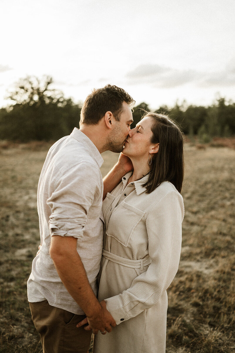 Gezinsfotografie in Nijlen tijdens golden hour – pure, spontane momenten vastgelegd in de heide.