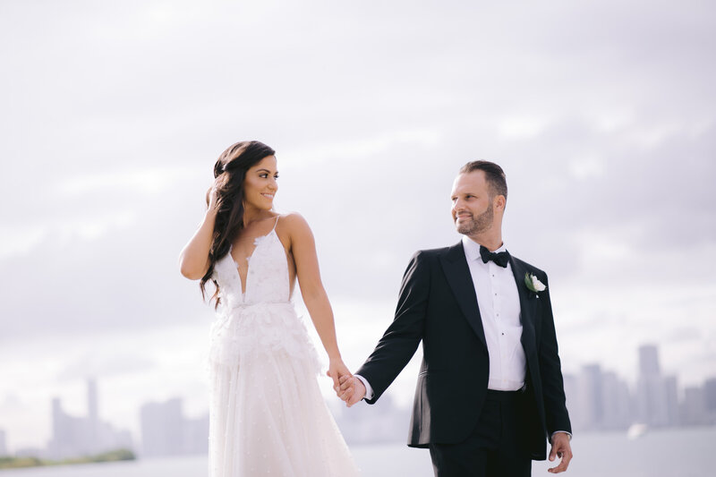 Rodrigo_Varela_Photography_bride_groom_Miami_skyline_Florida