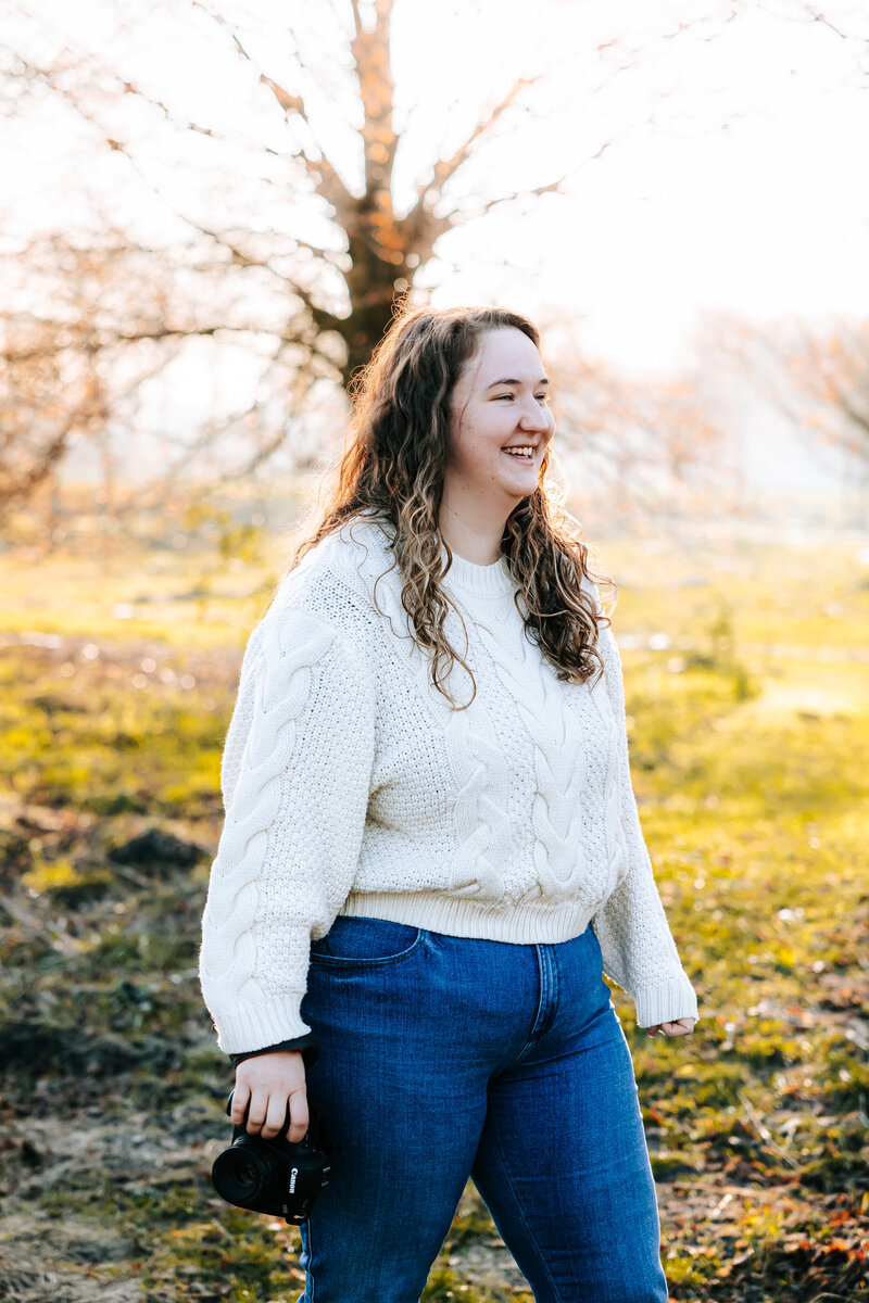 Dyan kijkt weg van de camera