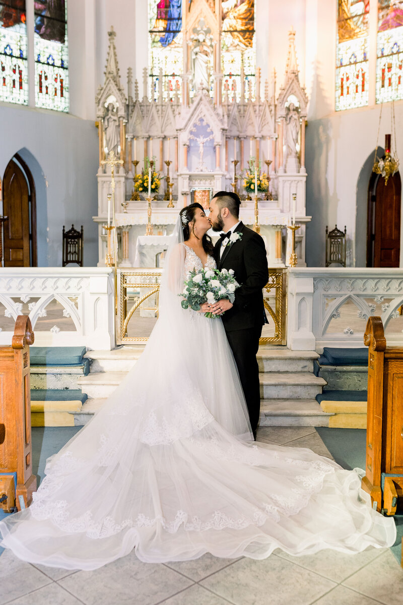 Filipino wedding mixed with catholic traditions
