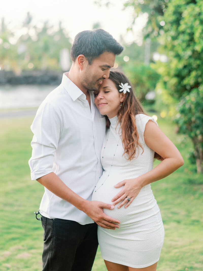 Couple souriant portrait de grossesse