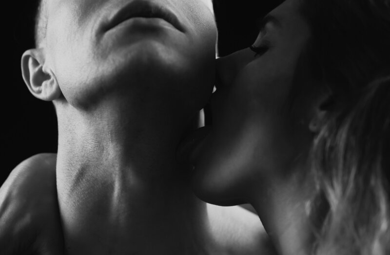 sexy-couple-love-kisses-sensual-kiss