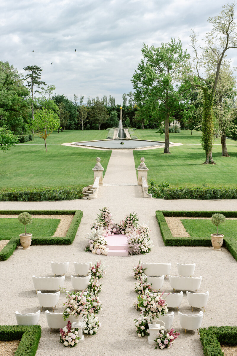 Cérémonie installée dans le jardin à la française du Château de Tourreau, photographiée par Marion Pinel