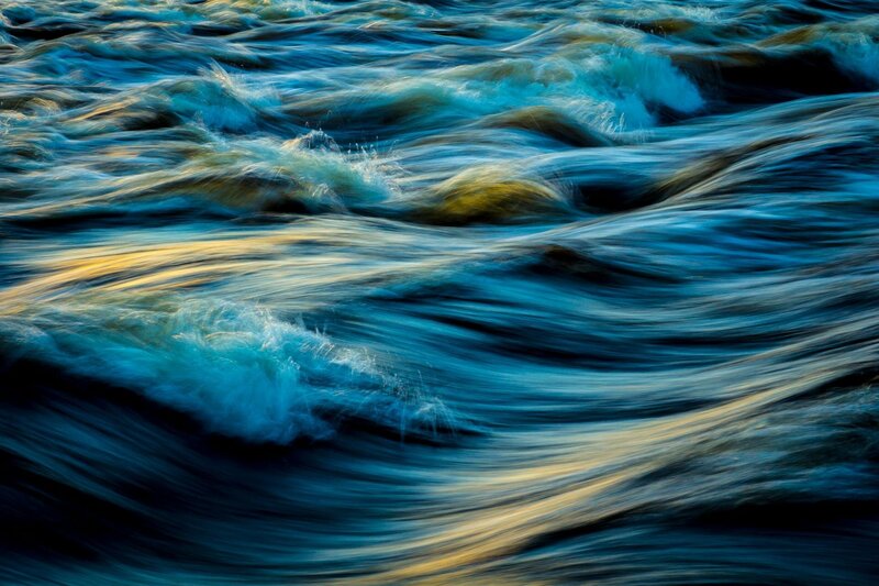 Abstract image of ocean waves, representing clinical hypnosis and ego-state therapy for women ready to release trauma patterns and regulate their nervous systems with gentleness and care.