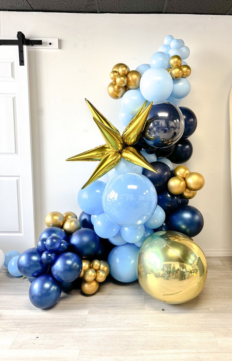 Blue and gold Tampa Rays balloon garland