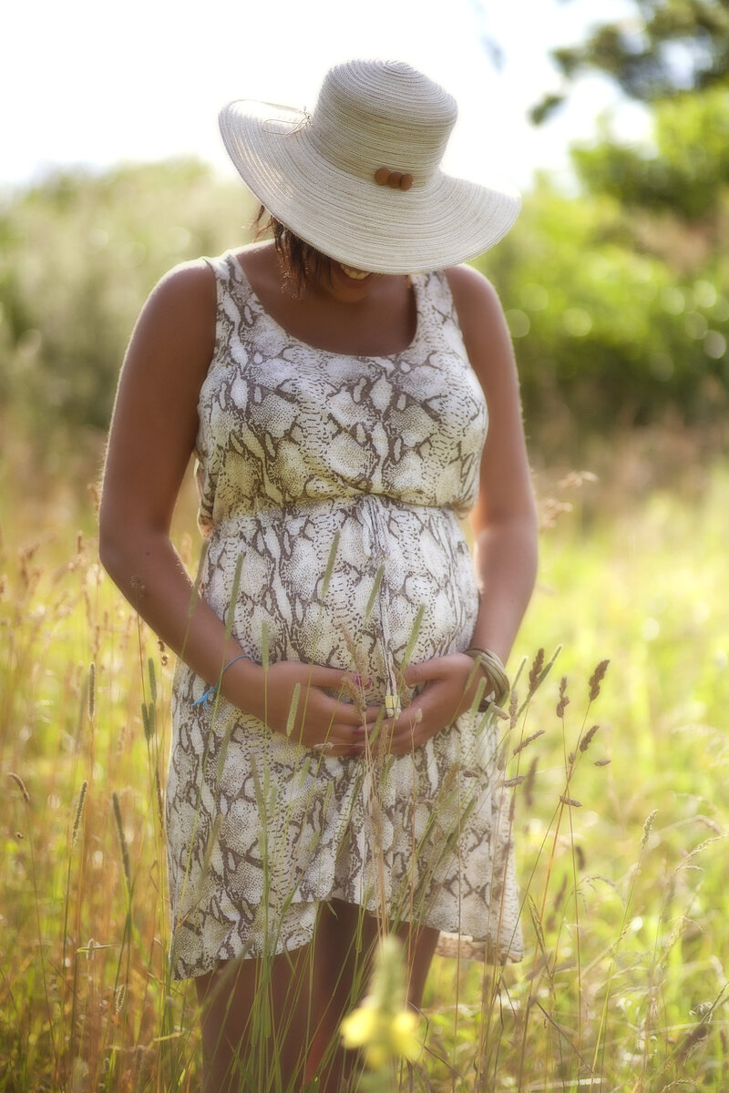 Maternity session in a field