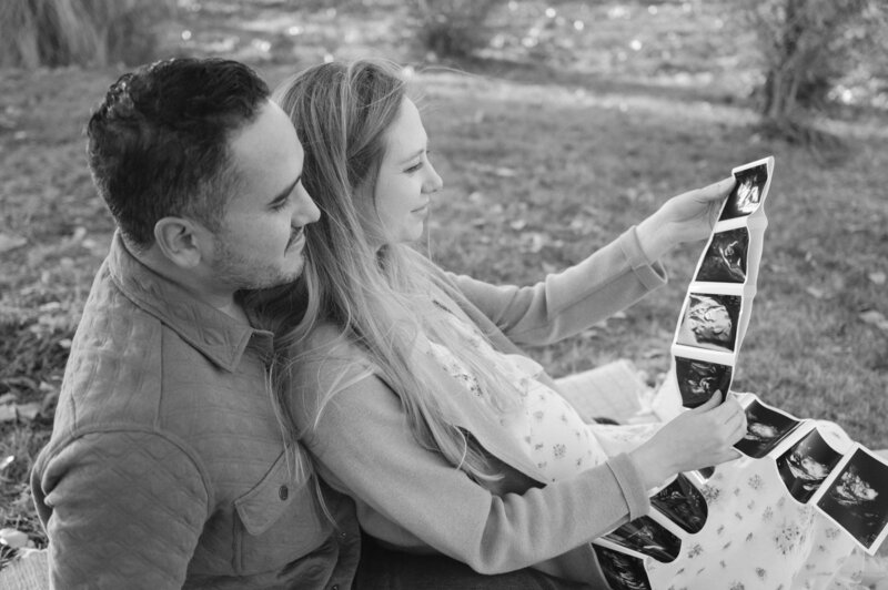 mom and dad holding ultrasound 