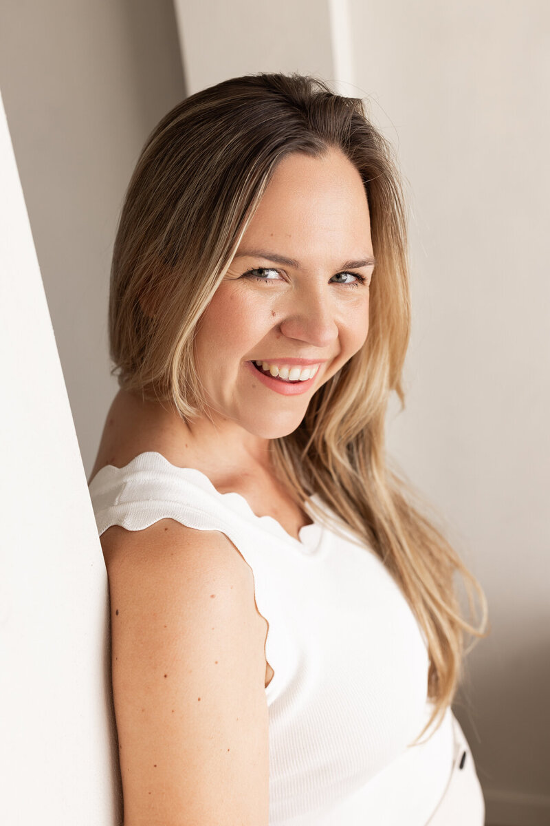 Juliette Laurant lachend kijkend in de camera tijdens een branding fotoshoot in Studio Laurant – onderdeel van Team Juliette Fotografie.