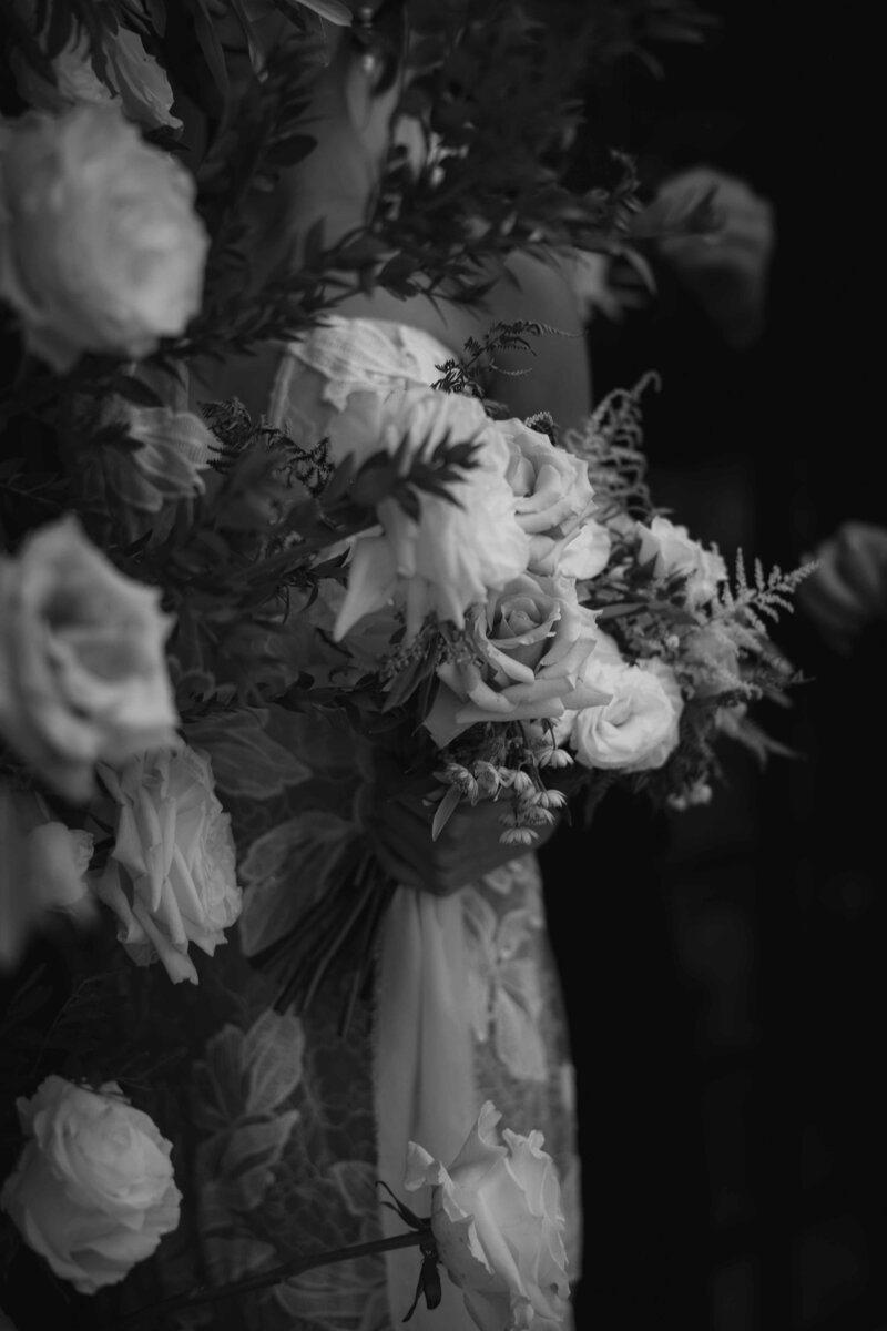 Trouwboeket met prachtige bloemen in zwart/wit
