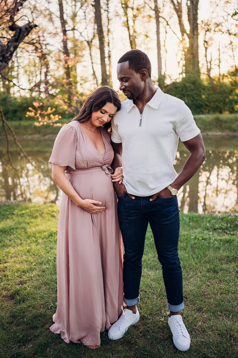 pregnant mom posing with husband at Holcomb Gardens in Indianapolis