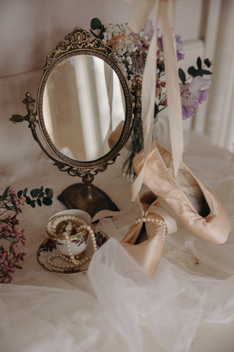 Romantische Detailaufnahme mit Ballettschuhen, Perlen & Blumen während dem Personal Brand Shoot um die Vibes der Brand rüberzubringen.
