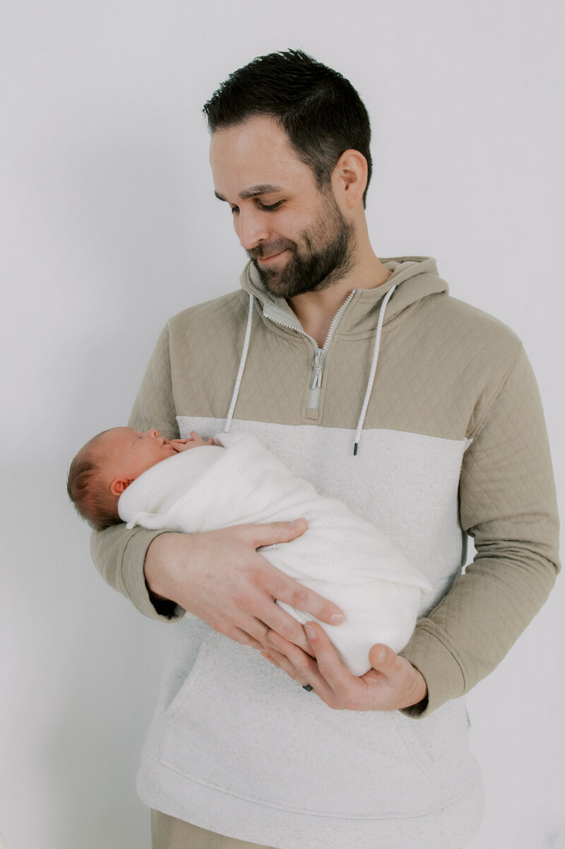 dad holding newborn