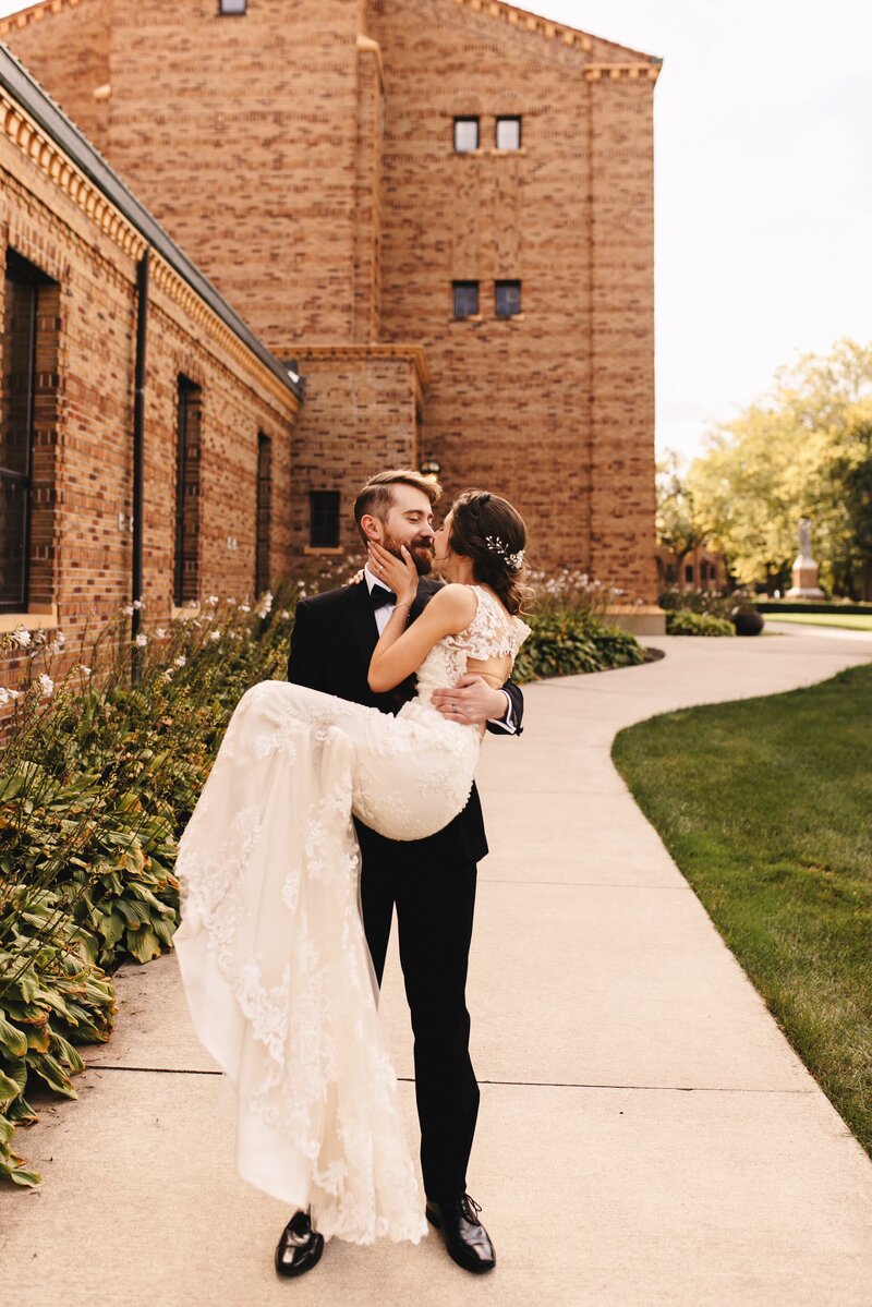 groom-carry-bride