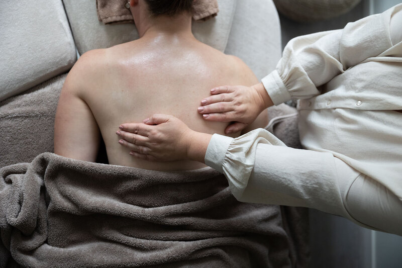 Rug van klant die massage krijgt in praktijk van Francis Lawa. Fotografie door Dorien Paymans | Studio Ensō Groningen ©