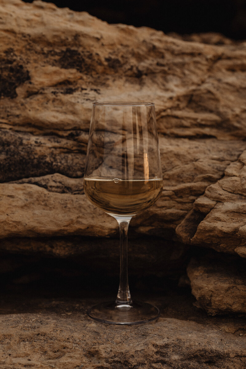 kaboompics_coastal-elegance-white-wine-on-the-rocky-shores-of-malta-30991