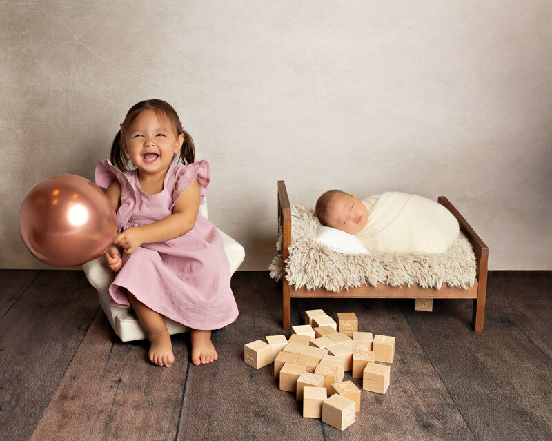 EvaMaganaPhotographynewbornsessiongirlfirstbirthdayphotographysessionstudio (2 of 4)