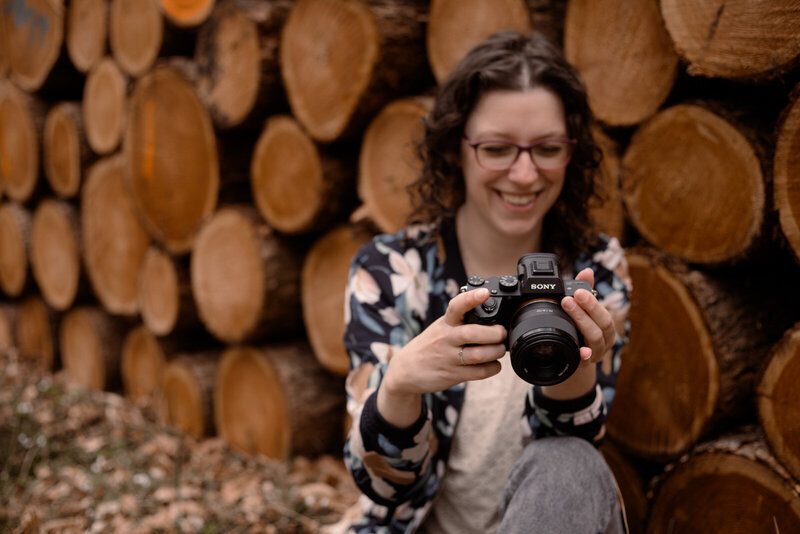 Joenne met camera in de natuur buiten in het bos