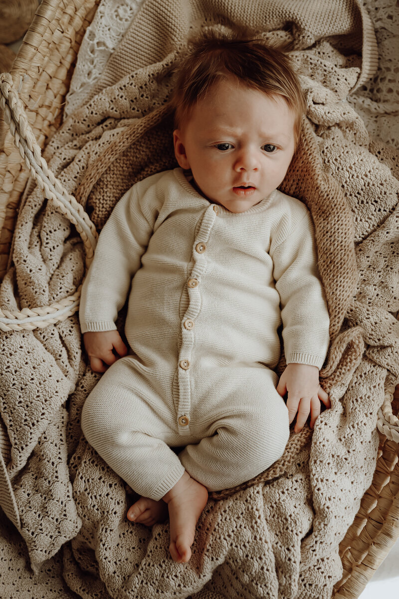 Baby in boho setting tijdens newborn fotoshoot