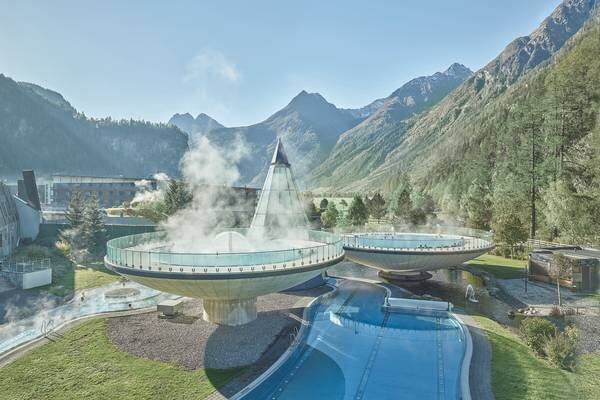 Moderne sauna in het wellnesscentrum vlakbij Haus Arlberg, perfect voor ontspanning na een dag in de bergen.